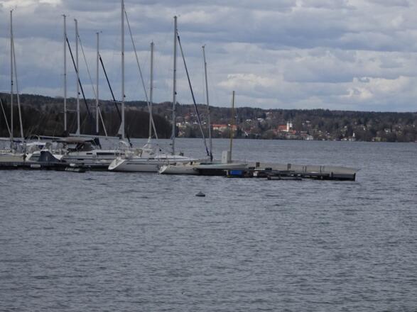 Segelhafen Bernried (im April), hinten Tutzing