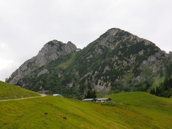 Roßsteinalm und (hinten) Tegernseer Hütte