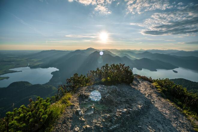 Herzogstand mit Blick auf das Zwei-Seen-Land mit Kochelsee und Walchensee
