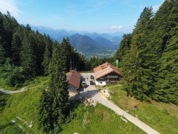 Blick auf die Lenggrieser Hütte von oben