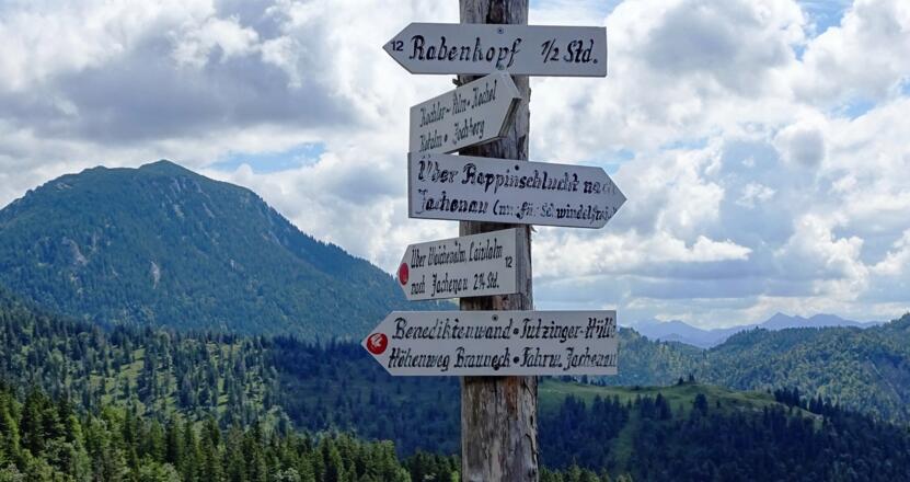 Kalligraphische Wegweiser an der Staffelalm, links die Benediktenwand