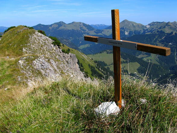 Das kleine Kreuz &quot;krönt&quot; diesen stillen Gipfel!