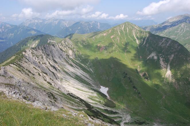 Der Gipfelgrat ist nach Norden hin ausgesetzt und sollte daher nur von schwindelfreien Wanderern begangen werden - aber es lohnt sich!