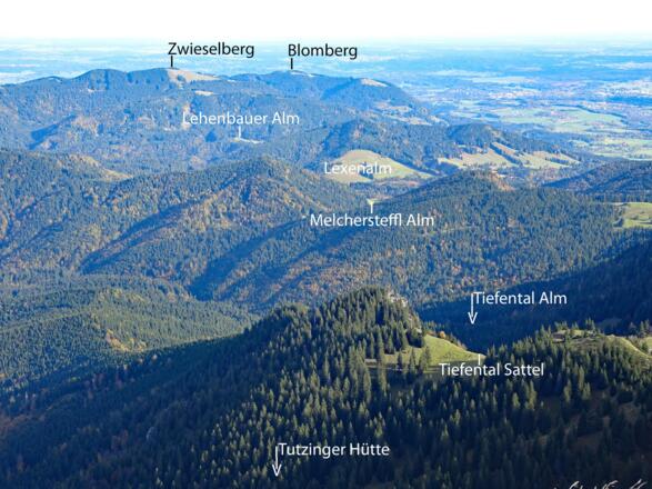 Blick zurück vom Gipfel der Benediktenwand zum Blomberg