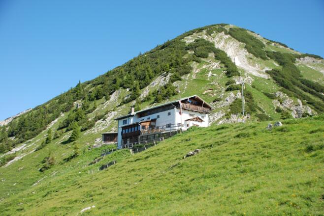 Blick vom Delpsjoch zur Hütte