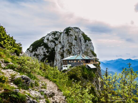 die Tegernseer Hütte klebt wie ein Adlerhorst exponiert am Buchstein