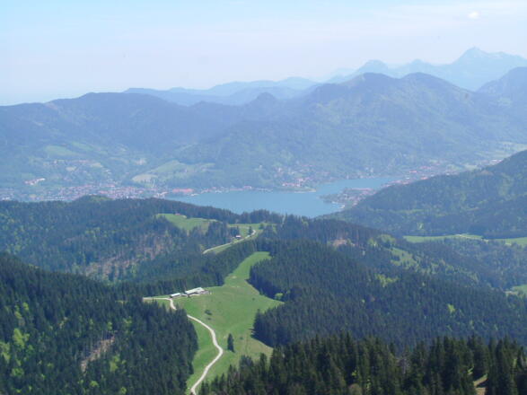 Blick vom Fockenstein auf Auer Alm und Tegernsee