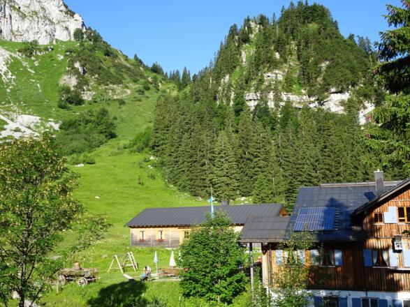 Tutzinger Hütte mit dem ersten Steilhang der Tour