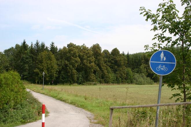 Auf ausgebauten Radwegen am Eggenfeldener Ortsrand.
