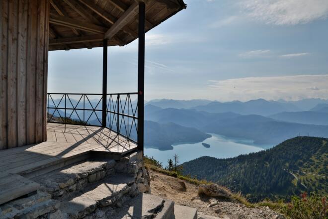 Gipfelpavillon auf dem Herzogstandgipfel, Blick Richtung Walchensee