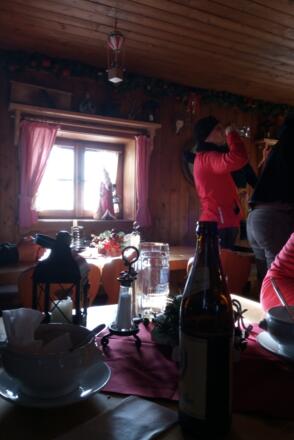 Im Gastraum der Aueralm