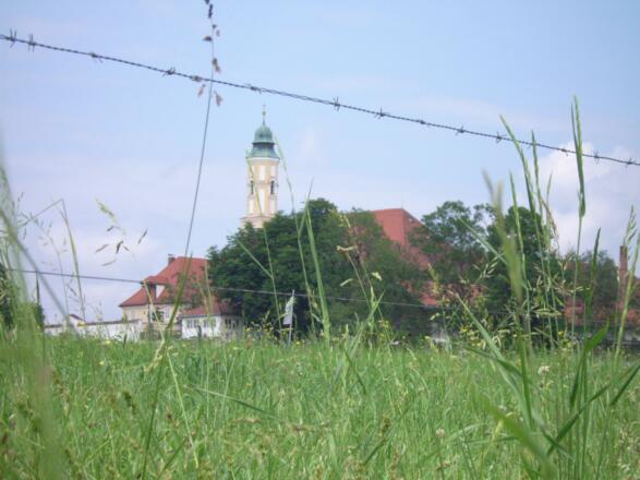 Der Blick auf Kloster Reutberg. 