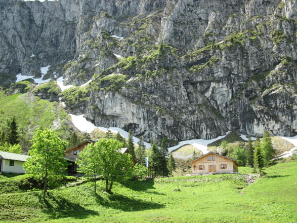 Tutzinger Hütte von Norden mit Benediktenwand