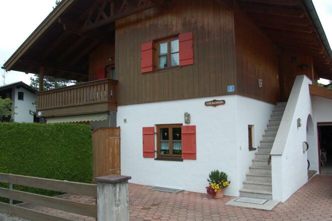 eigener Eingang mit Autostellplatz