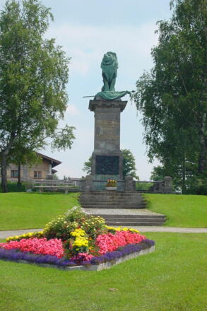 Das Oberländer-Denkmal.