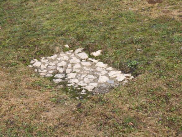 Nachbau einer eisenzeitlichen Herdstelle in Dietfurt-Griesstetten