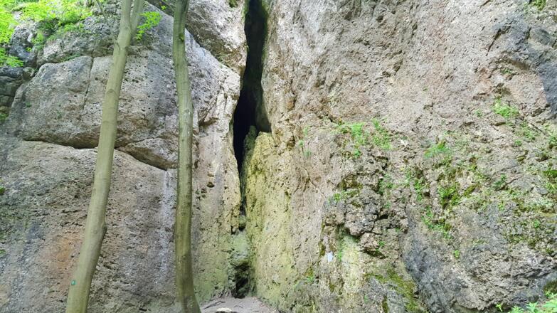 Die Starenfelshöhle ist nur durch Klettern erreichbar (2 - 3 Meter im II. Grad UIAA)
