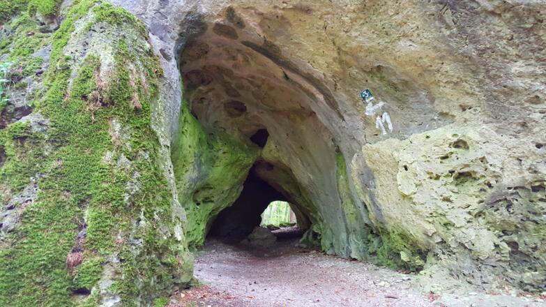 Durch die Höhle Nr. 11 geht es nur im Kriechgang