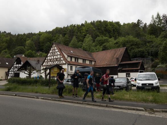 vor dem Gasthof zur Mittelbergwand ist parken geduldet