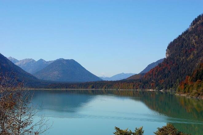 Der Sylvensteinsee in traumhafter Kulisse.