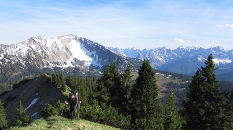 vom Grasköpfel blickt man zurück auf den eindrucksvollen Schafreiter und das Karwendelmassiv im Hintergrund