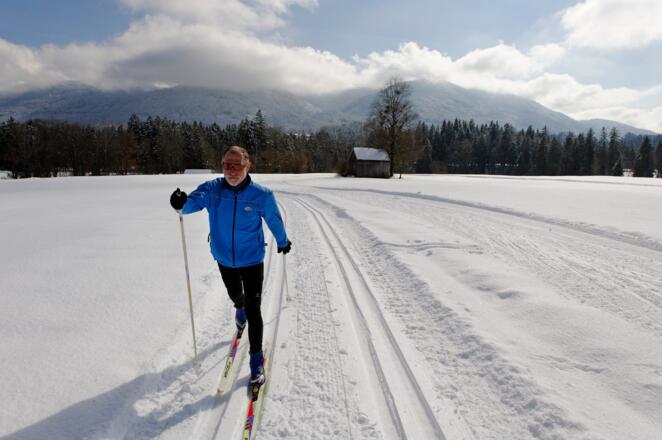 Loipe beim Ortsteil Ramsau mit Blick auf die Hausberge.