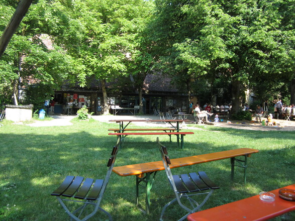 Wiese der Wirtschaft &quot;Unter den Linden&quot;, im Hintergrund das historische Gebäude