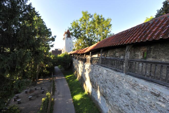 Fünfknopfturm mit Stadtmauer