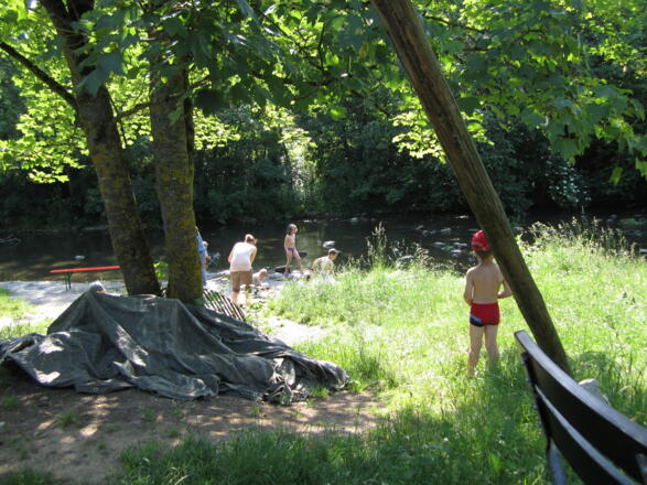 Gegenüber der Wirtschaft fließt die Tauber