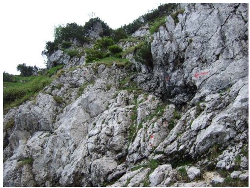 Etwas schwierigerer Abstieg (1+) mit Trittstiften und Seil