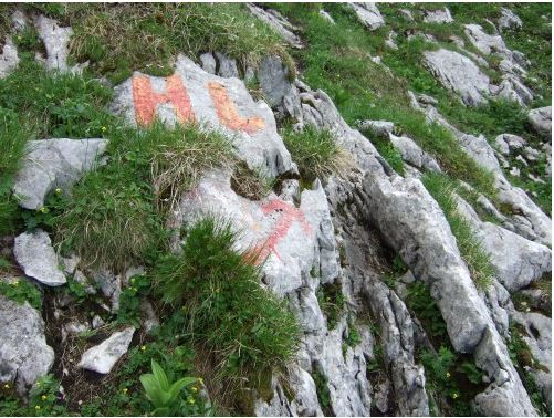Markanter Hinweis - nicht dem Pfeil folgen, sondern hier rechts absteigen