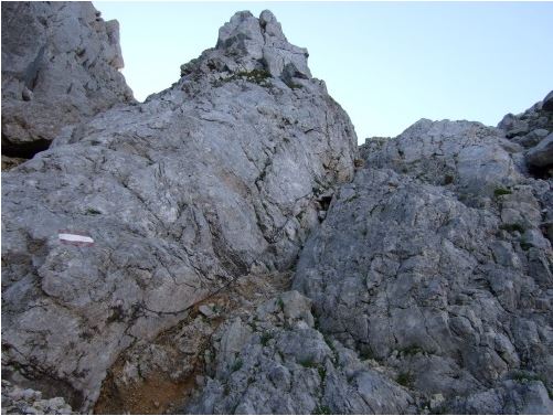 Heikler Abstieg in der Scharte - Steinschlag- und Ausrutschgefahr