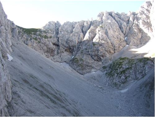 Hier das Schuttkar queren