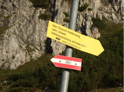 Zustieg zum Kettersteig - rote Punkte markieren den Weg