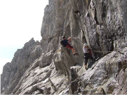 Bei Nässe umso schwieriger - der lange Plattenquergang