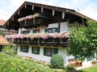 Hausansicht im Sommer