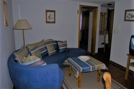 Wohnraum mit Blick zum Schlafzimmer