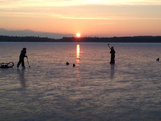 eishockey_mit_sonnenuntergang_am_simssee_