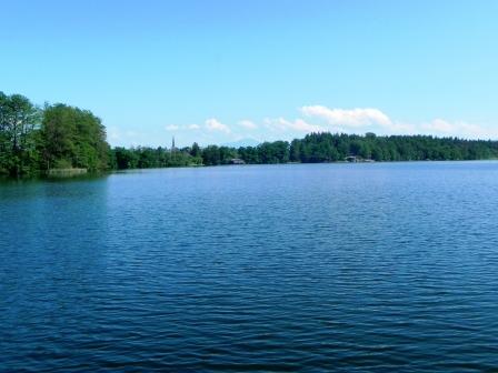 Der Hartsee liegt nur wenige Gehminuten entfernt