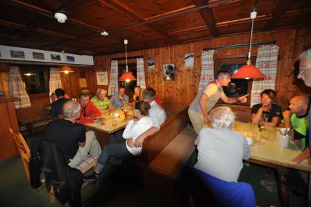 Die rurige Gaststube im Heinrich-Schwaiger-Haus - Nicht so leicht, hier früh ins Bett zu gehen...