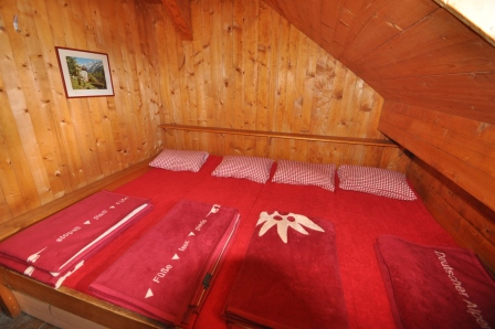 Eines von vier gemütlichen kleinen Zimmern am Heinrich-Schwaiger-Haus 