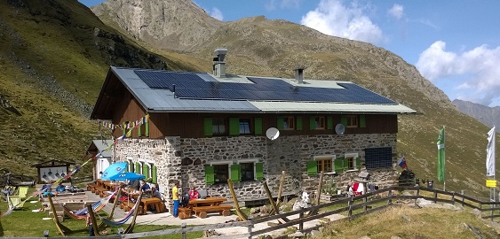 Hütte mit neuer PV Anlage