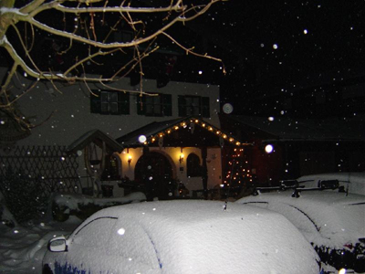 Hausansicht im Winter bei Nacht