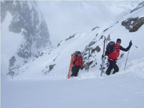 Skier wenige Meter tragen