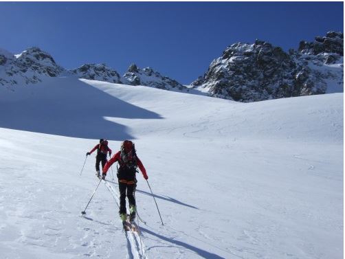 Am Seil nun rechts einsamer zu den Chalausköpfen