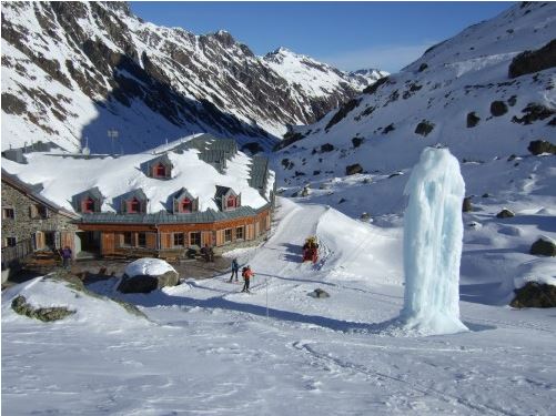 Die Jamtalhütte mit Eiskletterturm