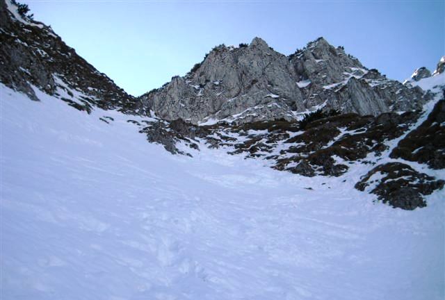 Je nach Verhältnissen wird die Schlüsselstelle mit Ski oder zu Fuß begangen