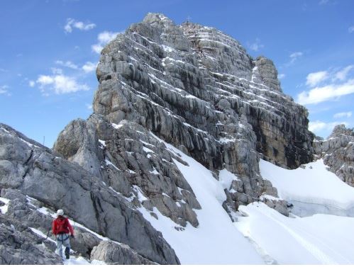 Der Schulteranstieg (B) auf den Dachstein ist teilweise versichert