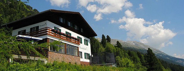 Die Dominikushütte über dem Stausee