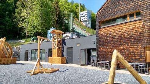 Besucherzentrum mit Österreich Haus und Paul Außerleitner Schanze im Hintergrund
